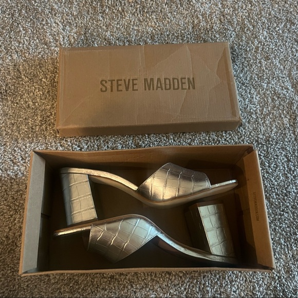 Steve Madden Silver Heels - Picture 3 of 5